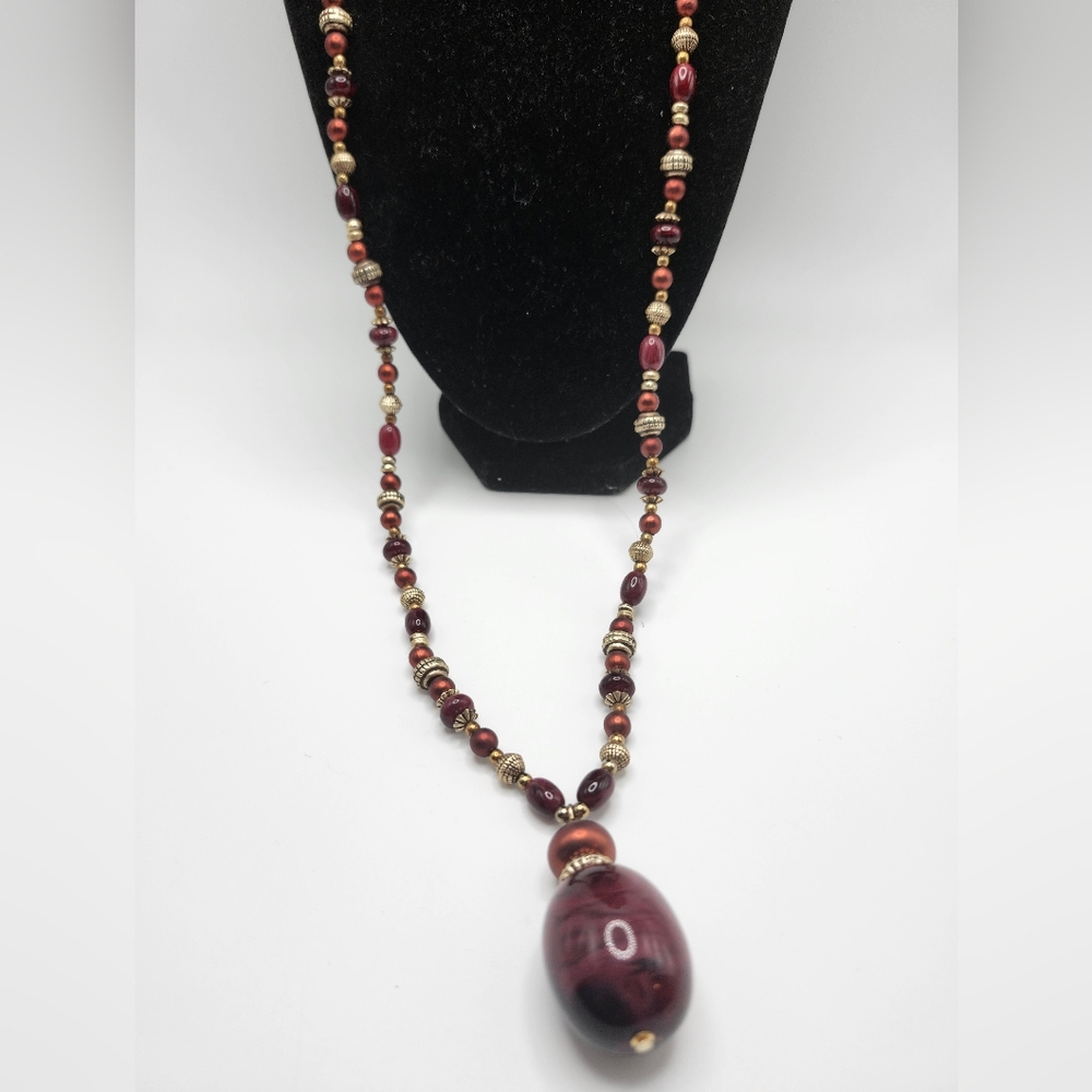 GORGEOUS Necklace long large bauble, cranberry color gold tone